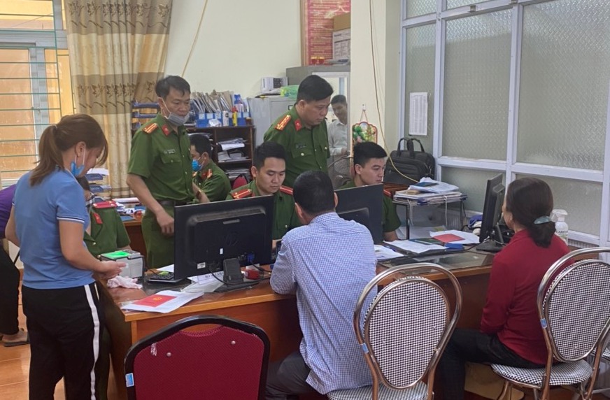 Kiểm tra đột xuất tiến độ cấp CCCD gắn chíp điện tử tại Công an huyện Tiên Lãng